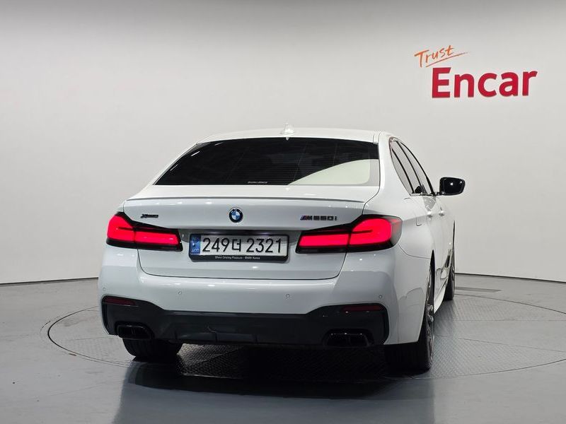2021 BMW 5 Series M550i xDrive photo 4