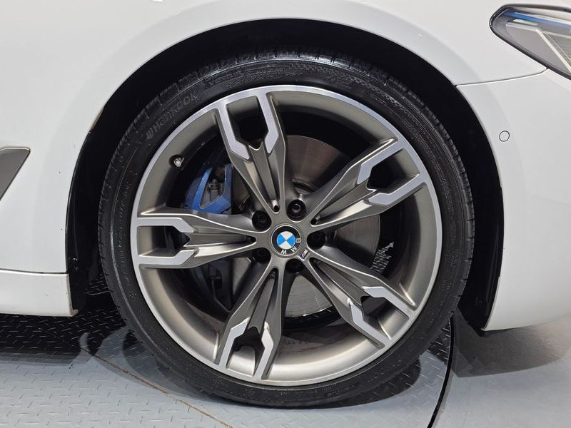 2021 BMW 5 Series M550i xDrive photo 5