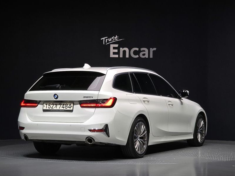 2020 BMW 3 Series 320i Touring Luxury photo 2