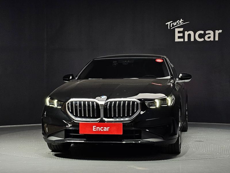 2024 BMW 5 Series 523d photo 3