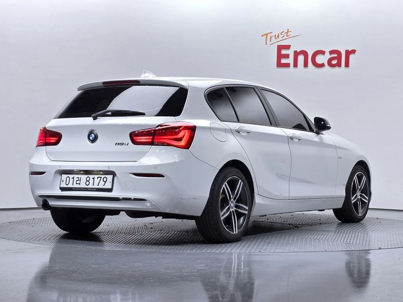 2017 BMW 1 Series 118d Sport 5Door photo 2