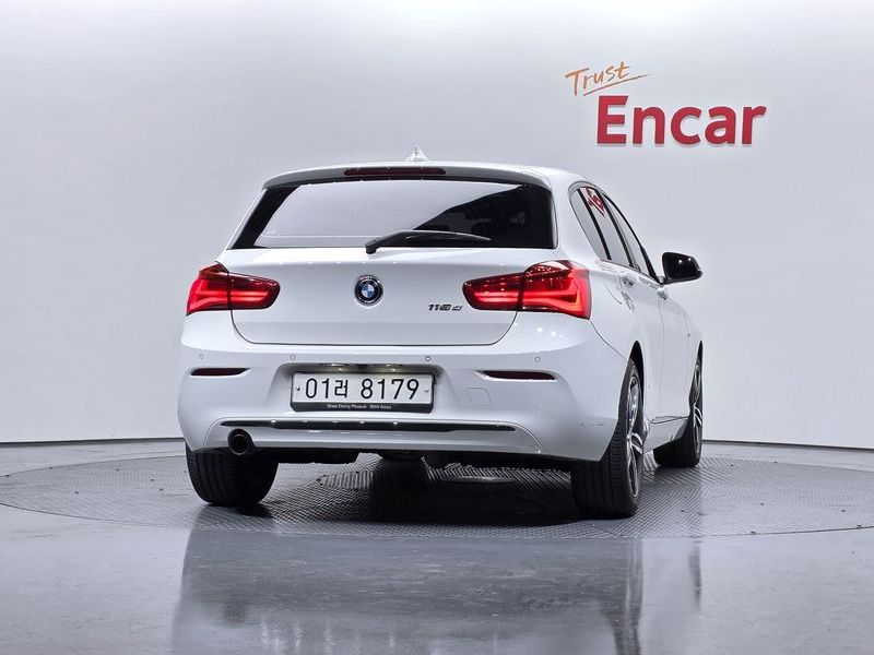 2017 BMW 1 Series 118d Sport 5Door photo 4