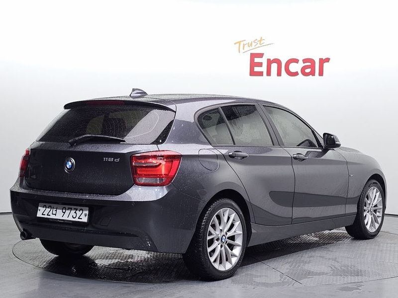 2015 BMW 1 Series 118d Sport 5Door photo 2