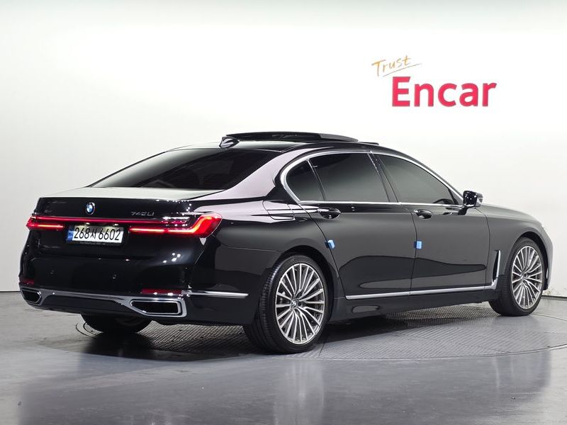 2022 BMW 7 Series 740Li xDrive Design Pure Excellence photo 2
