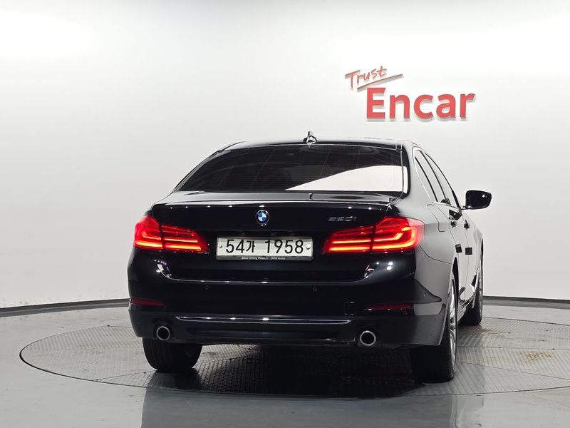 2019 BMW 5 Series 520i Luxury photo 4