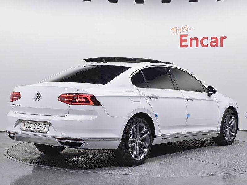 2018 Volkswagen Passat 2.0 TDI Prestige photo 2