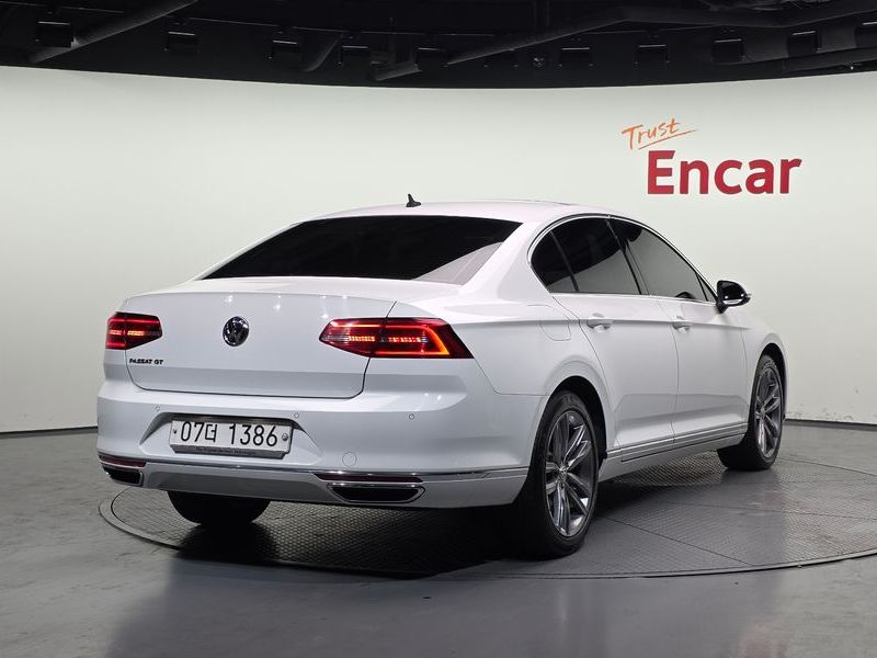 2018 Volkswagen Passat 2.0 TDI Prestige photo 2