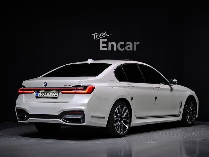 2021 BMW 7 Series 740i M Sport photo 2