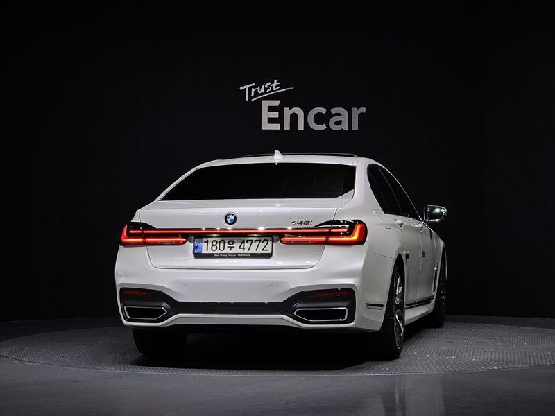 2021 BMW 7 Series 740i M Sport photo 4