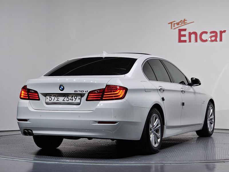 2014 BMW 5 Series 520d photo 2