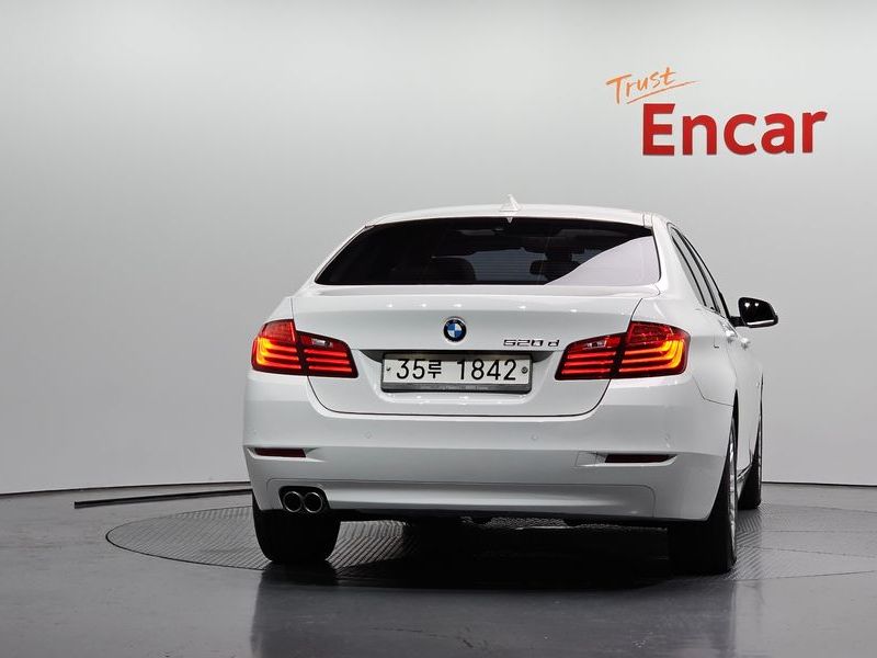 2014 BMW 5 Series 520d photo 4